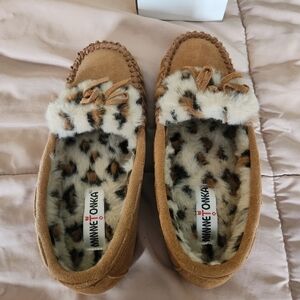 🆕️ Minnetonka Women's Tan Moccasins with Leopard Lining (7M)
